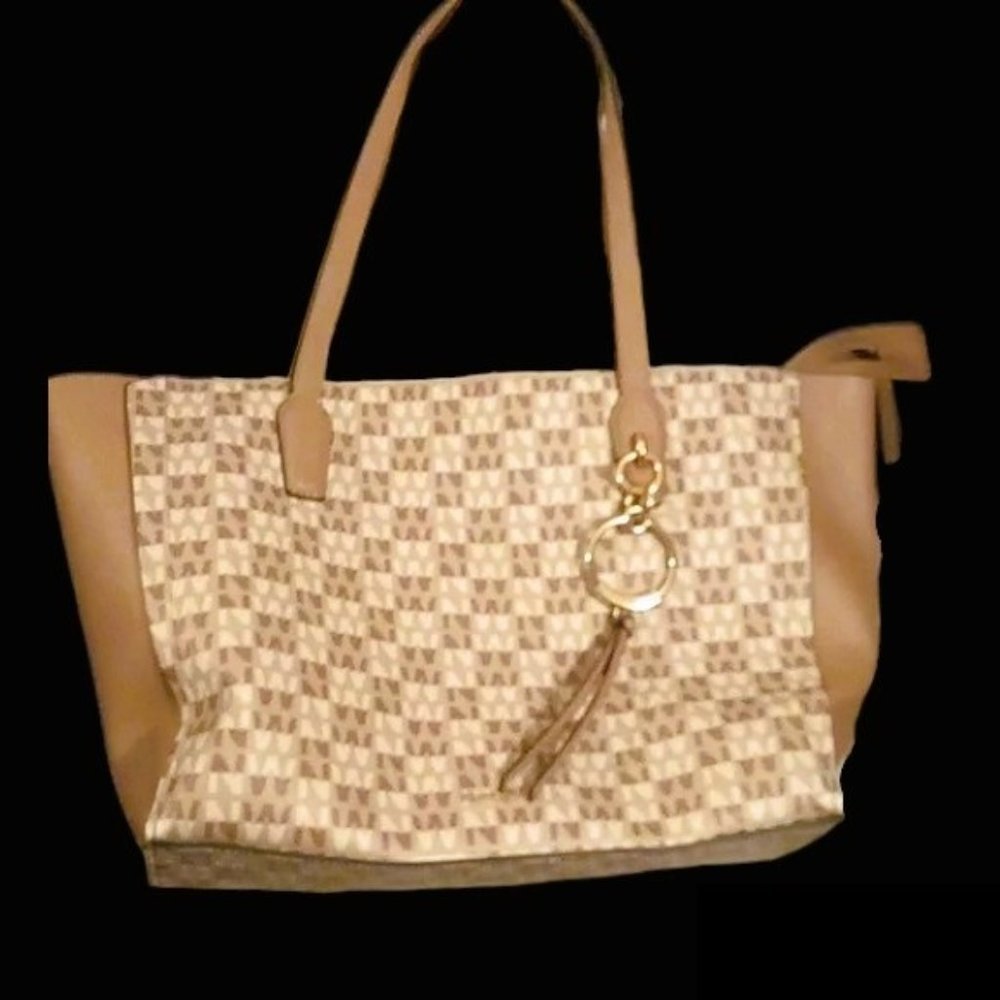 Gorgeous Nine West Small Tote Handbag With Detachable Bag Charm/Keychain