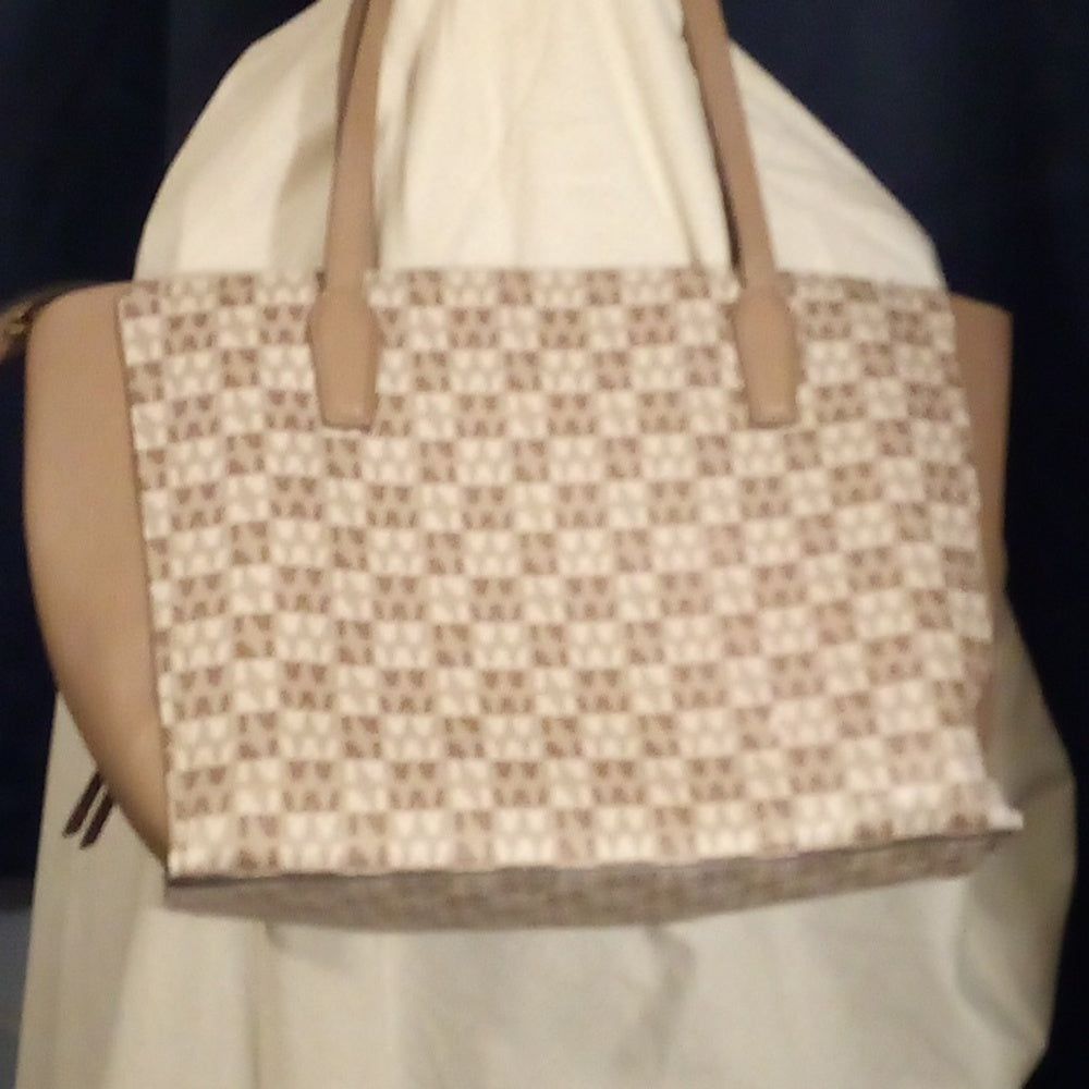 Gorgeous Nine West Small Tote Handbag With Detachable Bag Charm/Keychain