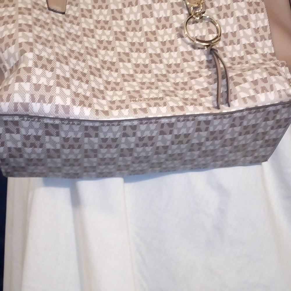 Gorgeous Nine West Small Tote Handbag With Detachable Bag Charm/Keychain
